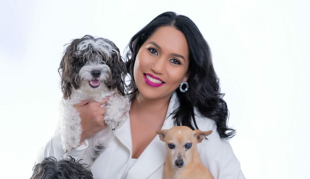 Presidenta de FEDDA Lorenny Solano con animales rescatados en refugio dominicano