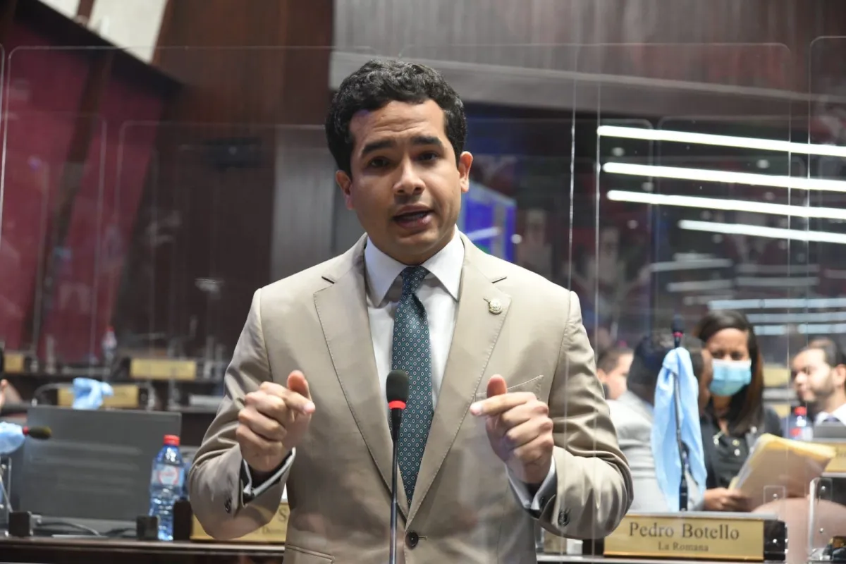 Senador Omar Fernández presenta proyecto reforma ley protección animal República Dominicana