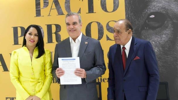 Firma histórica del Pacto por los Animales de República Dominicana con autoridades políticas