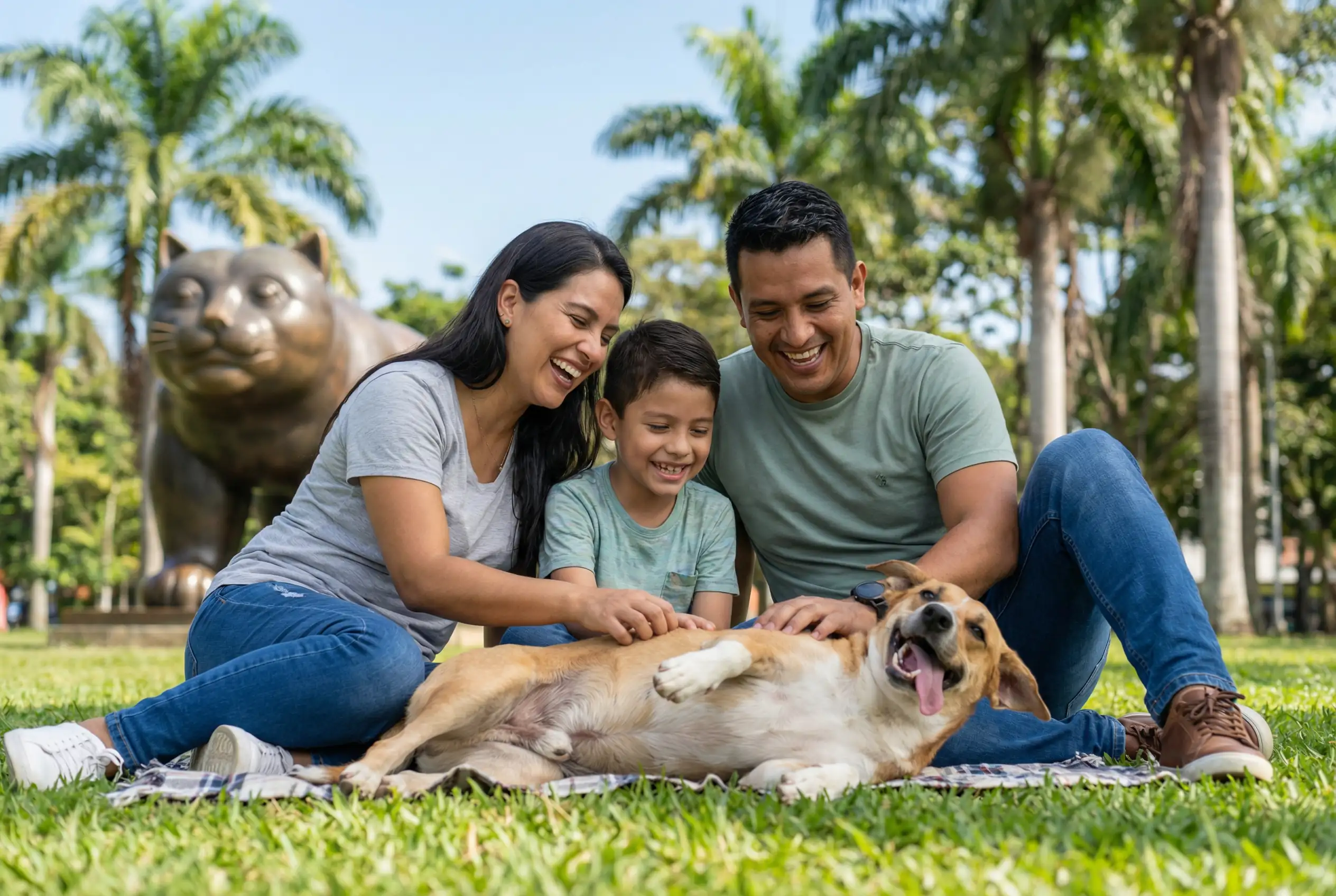 Familia jugando con su perro adoptado en un parque de Cali.